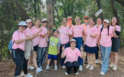 興千田集團女職工參加興富社區(qū)“健步新征程，巾幗綻芳華”徒步活動2